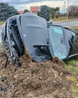 Wypadek na drodze wojewódzkiej w powiecie proszowickim. Samochód osobowy wpadł do rowu z wodą