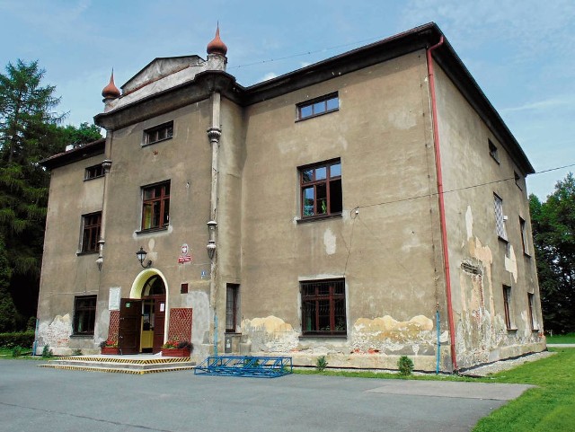Pałacyk w Porębie Wielkiej, stojący w sporym parku, jest własnością rodziny Tyszkiewiczów. Ich przedstawiciel chciał odsprzedać nieruchomość gminie za 2,7 miliona złotych