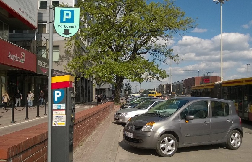 Droższe parkowanie w centrum Łodzi. Miasto podnosi stawki i powiększa strefę [MAPA]