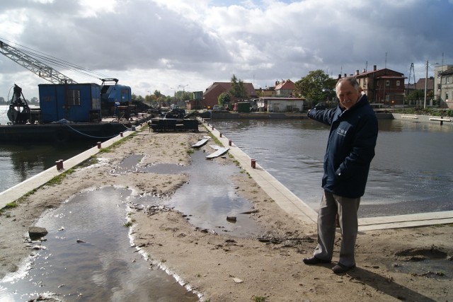 Wolin: Marina jest już prawie gotowaRyszard Mróz, zastępca burmistrza Wolina pokazuje basen jachtowy.