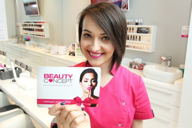 Katarzyna Dąbrowska, kosmetolog z salonu Beauty Concept w Galerii Echo  prezentuje kartę podarunkową na zabiegi upiększające.