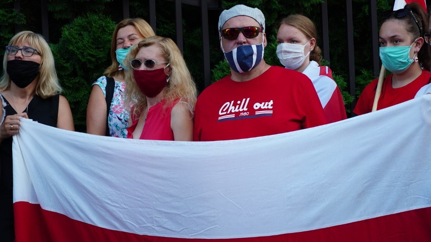 Manifestacja przed Konsulatem Białorusi w Białymstoku...