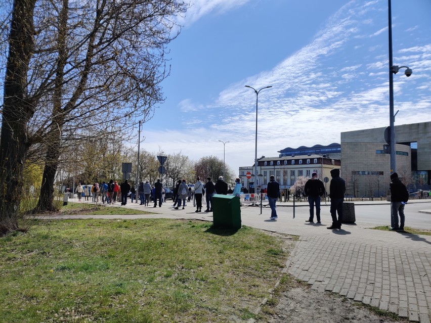 Setki osób w kolejce po szczepienie w mobilnym punkcie szczepień w Gdyni. Nie ma już miejsc, następne dopiero jutro. Zdjęcia, wideo