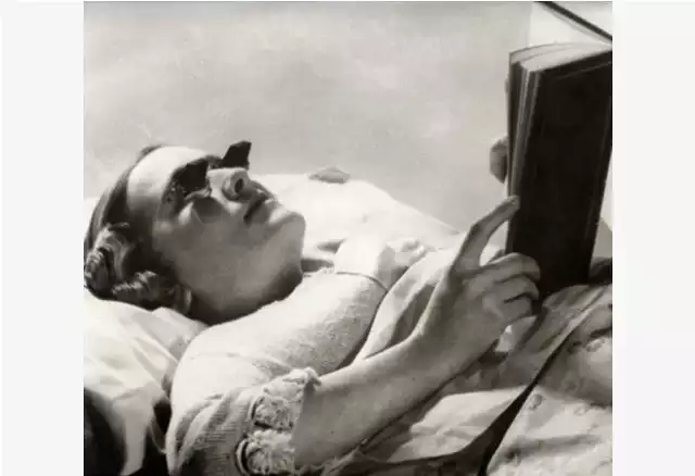 Przedstawiamy urządzenie skierowane do pasjonatów książek. Innowacja ta działała na zasadzie peryskopu, umożliwiając czytanie ulubionych lektur leżąc w łóżku. Opatentowane w Anglii w 1936 roku specjalne okulary to pomysł, który pozwalał na wygodne delektowanie się literaturą bez konieczności siedzenia czy trzymania książki.