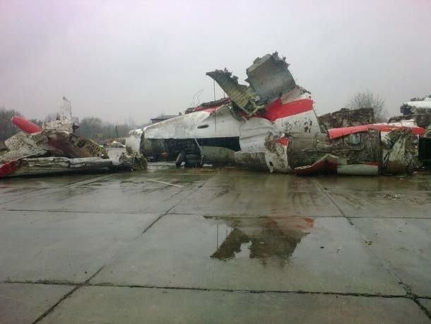 Katastrofa w Smoleńsku. Wrak polskiego samolotu na lotnisku "Siewiernyj"