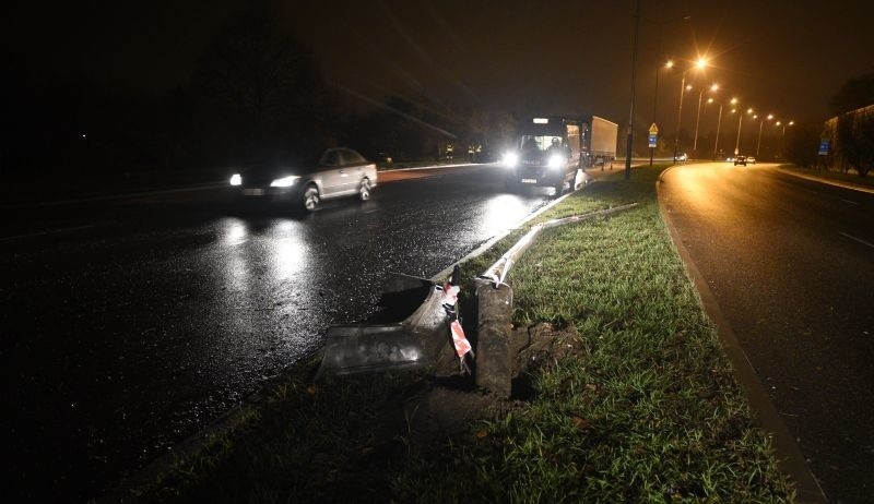 Trzy auta zniszczone na al. Jana Pawła II! Po tym jak saab uderzył w latarnię... [zdjęcia]