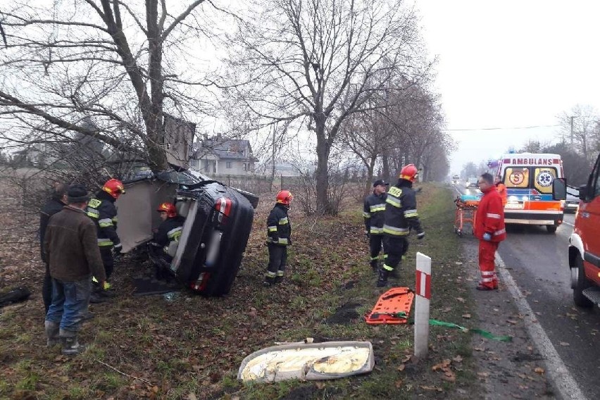 Wypadek w Radomicach. BMW uderzyło w drzewo. Ranny 18-latek