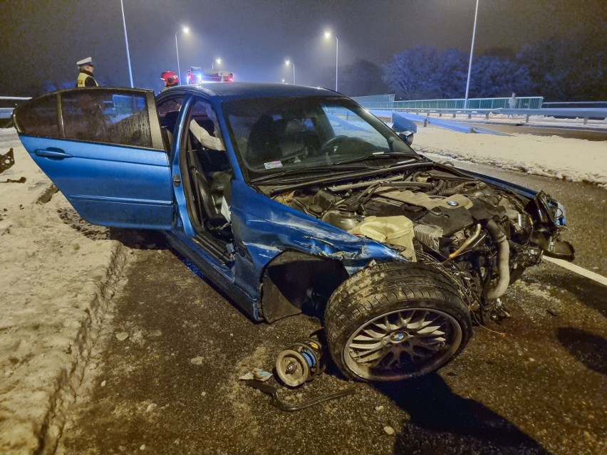 22-latek roztrzaskał BMW na obwodnicy Przemyśla. Stracił panowanie nad autem i uderzył w bariery [ZDJĘCIA]