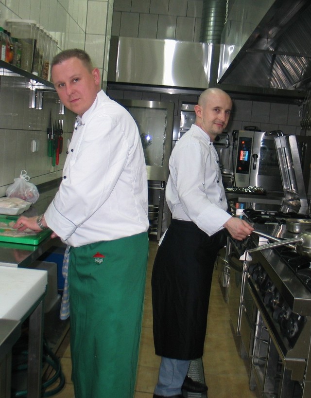 Już działa kuchnia na zapleczu przyszłej restauracji. Codziennie kucharz Artur Miernikiewicz i zastępca szefa kuchni Sławomir Bandosz wypróbowują nowe przepisy.