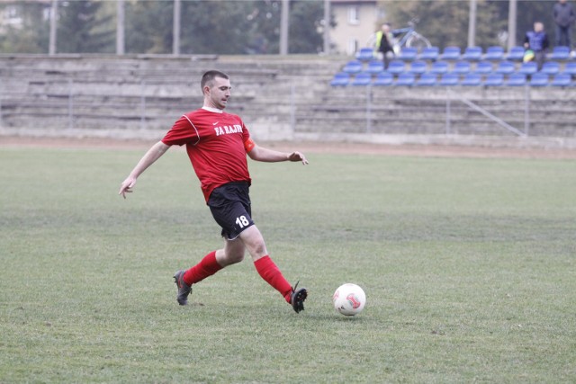 Obrońca zespołu z Krasiejowa Tomasz Mainka.