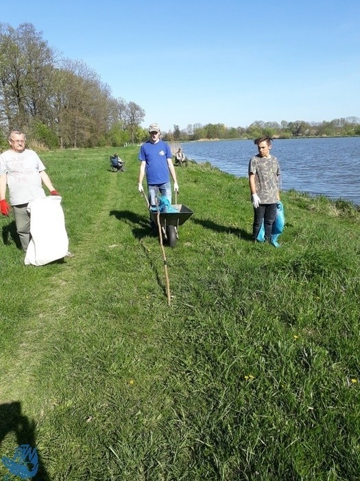 Sprzątanie brzegów stawów w Niemysłowicach.