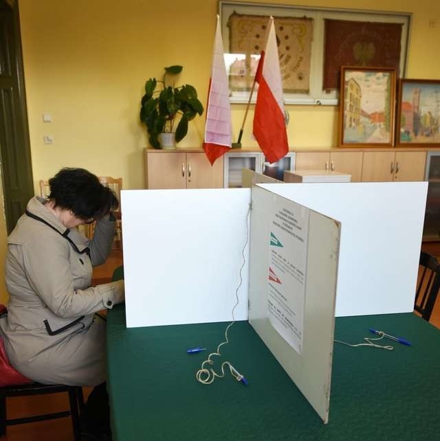 Wybory prezydenckie Toruń 2015  komisje wyborcze na starym mieścieoddawanie głosów w komisji wyborczej nr 52 w I LO