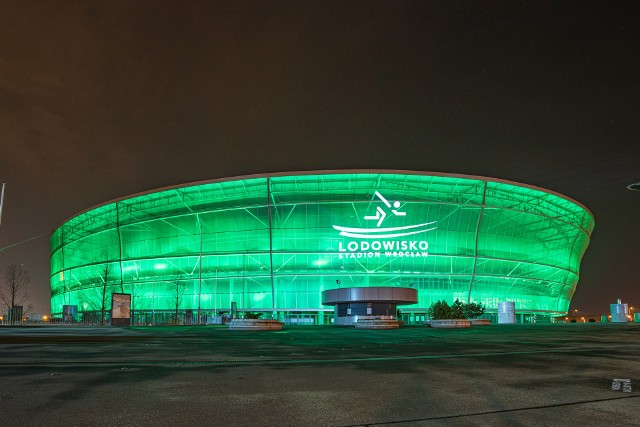 Lodowiska kryte i otwarte przyciągają fanów jazdy na łyżwach przez cały sezon. We Wrocławiu znaleźć można kilka popularnych obiektów tego typu, a całe dolnośląskie pochwalić się może licznymi mniej lub bardziej znanymi lodowiskami.Na drugim piętrze parkingu przy stadionie Tarczyński Arena Wrocław działa lodowisko kryte z torem szerokim na 7 i długim na 150 m. Wypożyczalnie oferuje 400 par łyżew figurowych i hokejowych. Lodowisko czynne jest przez cały tydzień, bilet normalny kosztuje 17 zł za godzinę, ulgowy i rodzinny 15. W poniedziałki bilety są tańsze, a w weekendy i święta nieco droższe. Za wypożyczenie łyżew płaci się 10 zł za godzinę.Lodowisko w Hali Orbita może pomieścić na raz 60 osób. Tutaj bilet kosztuje 18 zł za godzinę, a ulgowy 15. W weekendy i święta jest nieco drożej, za to w poniedziałki obowiązuje Tanie Ślizganie i bilety za 13 zł/h.Największe lodowisko Wrocławia działa przy ul. Spiskiej. Może pomieścić na raz aż 180 osób. Oferta cenowa jest taka sama, co w Hali Orbita.