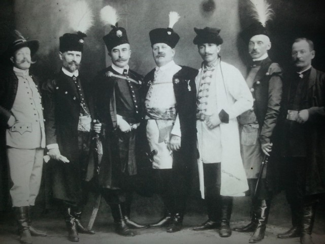 Włodzimierz Tetmajer (pierwszy z prawej) jako poseł do Rady Państwa