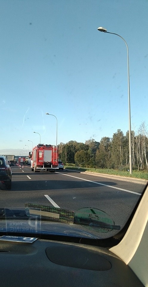 Jurowce. Bus wjechał w koparkę. Utrudnienia na drodze krajowej nr 8 w kierunku Białegostoku [ZDJĘCIA]