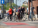 Ceny benzyny biją kolejne rekordy, a mieszkańcy Łodzi coraz częściej przesiadają się na rower