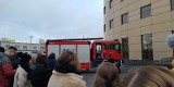 Wozy strażackie przed budynkiem Kolportera przy ulicy Zagnańskiej w Kielcach. Co się stało?