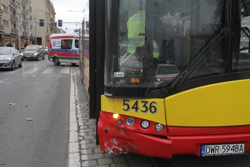 Wypadek w centrum Wrocławia. Autobus MPK zderzył się z samochodem 