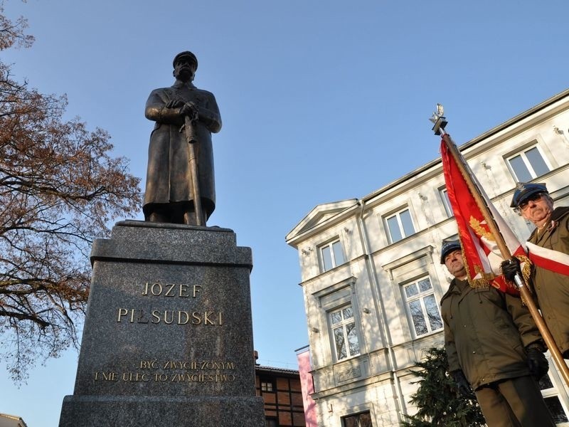 Święto Niepodległości w Szczecinku. Pomnik Piłsudskiego odsłonięty po raz drugi [zdjęcia]