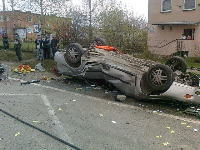 Ford focus wypadł z drogi, uderzył w betonowy przepust, później jeszcze w drzewo. Na koniec samochód dachował.