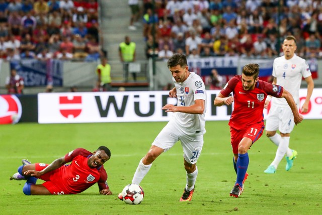 W meczu Słowacji z Anglią doliczono cztery minuty. Zwycięski gol padł w... szóstej minucie