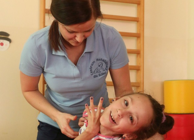 Julia ma 11 lat. Od siedmiu lat korzysta z terapii w Centrum Rehabilitacji dla Dzieci w Opolu. Przyjeżdża tu 2 razy w tygodniu.