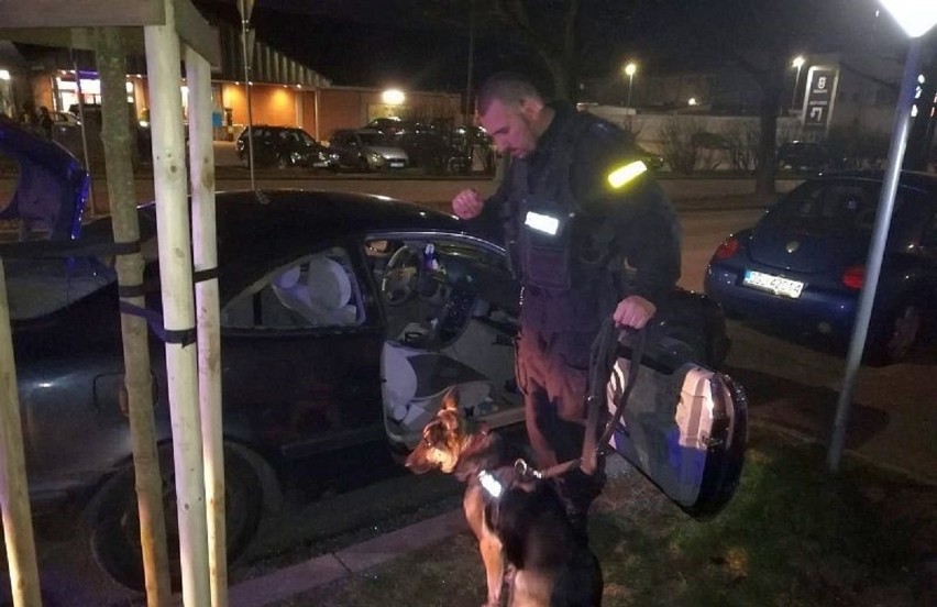 Po pościgu policjanci zatrzymali kierowcę i pasażerów...