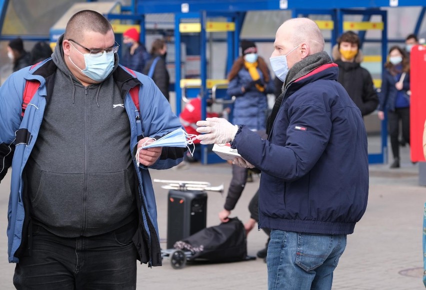 Kwarantanna i izolacja to za mało. Osoby zakażone wariantem...