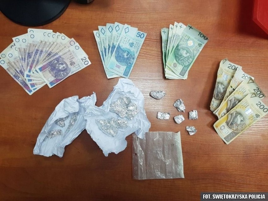 Narkotykowe zatrzymania w dwóch gminach powiatu kieleckiego. Policjanci przejęli około 130 gramów zakazanych środków