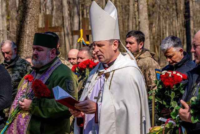 Przedstawiciele Polski i Ukrainy złożyli kwiaty w Charkowie ku pamięci ofiarom zbrodni katyńskiej i katastrofy smoleńskiej.