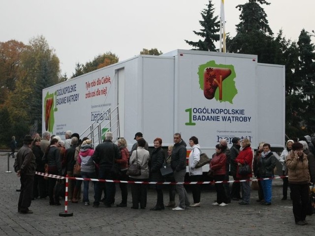 Kolejka oczekujących na badanie wątroby w Słupsku.