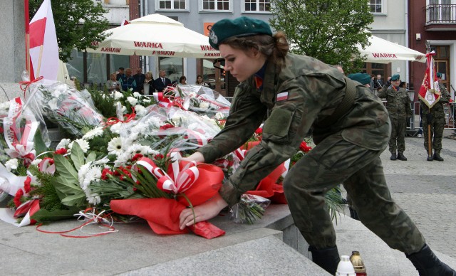 Obchody 231. rocznicy uchwalenia Konstytucji 3 Maja w Grudziądzu pod pomnikiem Żołnierza Polskiego. Były przemówienia i składanie kwiatów.
