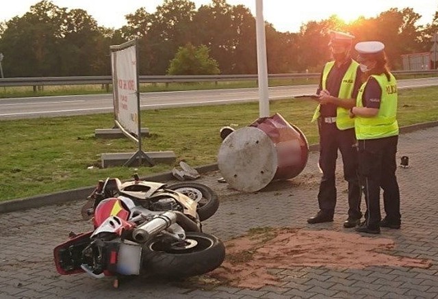 Motocyklista uciekał przed policją w Czechowicach-Dziedzicach. Przewrócił się, jest w ciężkim stanieZobacz kolejne zdjęcia. Przesuwaj zdjęcia w prawo - naciśnij strzałkę lub przycisk NASTĘPNE