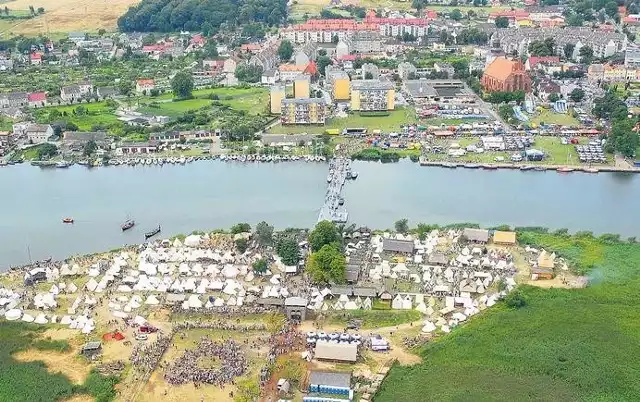 Pierwszy zapis, w którym jest wymieniona dawna nazwa miasta Wolin, pochodzi z 967 roku, kiedy to Mieszko I włączył gród do Polski. Figuruje w nim miasto o nazwie Vuloini. Z okresu pierwszej misji chrystianizacyjnej Ottona z Bambergu, a więc z 1124 roku, znamy formę Vulin. Współczesna nazwa Wolin pojawia się po raz pierwszy w 1185 roku. Na zdjęciu Wolin w czasie Festiwalu Słowian i Wikingów w 2008 roku. 