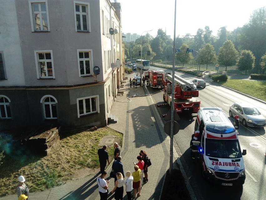 W kamienicy palił się dach. 4 osoby trafiły do szpitala [ZDJĘCIA]