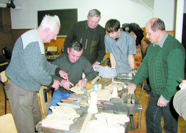 Henryk Kulikowski (pierwszy z lewej) był nauczycielem, dlatego też łatwiej mu uczyć innych - teraz sztuki rzeźbienia