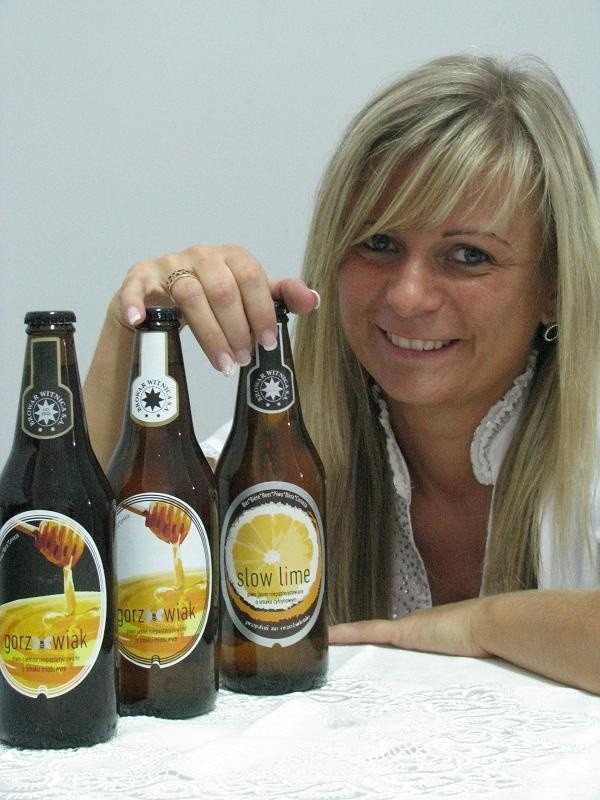 Dorota Krawczyńska, technolog z Browaru Witnica, prezentuje gorzowskie piwa.