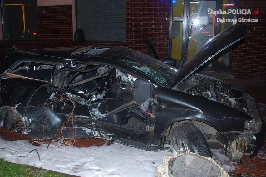 Wypadek w Dąbrowie Górniczej. Audi wjechało w budynek. 23-latka w ciężkim stanie