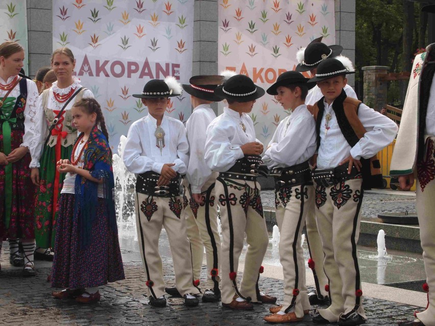 Zakopane. Góralski korowód przeszedł Krupówkami [ZDJĘCIA]