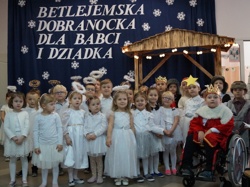 Zalas gm. Łyse. Betlejemska dobranocka dla babci i dziadka. Miłe święto w szkole podstawowej [ZDJĘCIA]