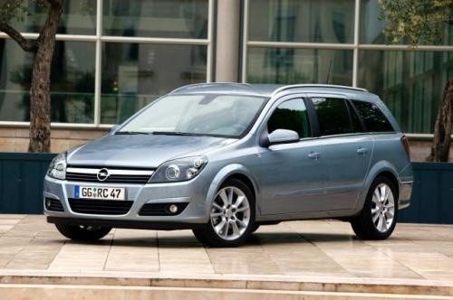 Fot. Opel - Opel Astra kombi jest nieco większa od Forda...
