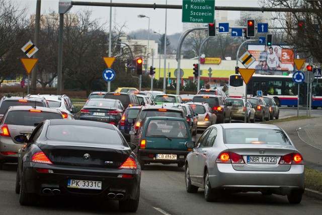 Koszt profesjonalnego czyszczenia reflektorów to przynajmniej 100 zł. W sieci można znaleźć domowe sposoby za poradzenie sobie z problemem.