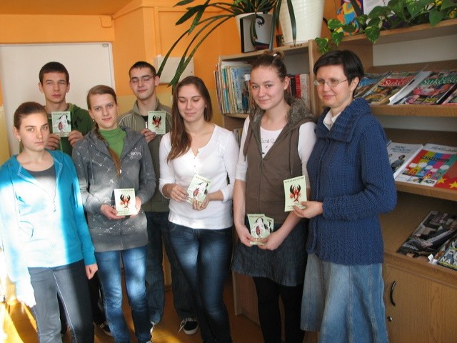 Nauczycielka Dagmara Lipińska, koordynator akcji (pierwsza z prawej) z uczniami, którzy  zaangażowali się w przeprowadzenie akcji w Zespole Szkół Ogólnokształcących w Grębowie z ulotkami, które opracowała Karolina Żaczek.