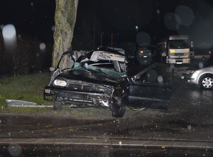 Śmiertelny wypadek w Piotrkowie. Kierowca golfa rozbił się na drzewie [ZDJĘCIA]