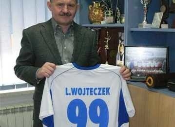 Leszek Wojteczek sympatyzuje ze skarżyskim Granatem, dlatego postanowił pomóc w szukaniu sponsorów. Na zdjęciu z koszulką, którą dostał od piłkarzy na ostatnie urodziny.