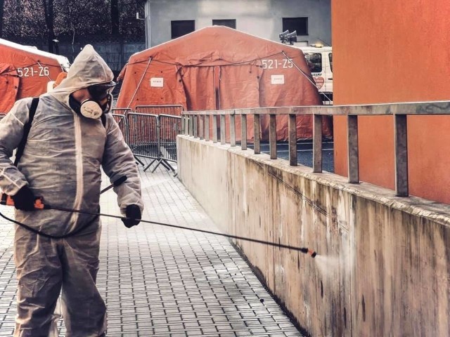 Pracownicy MZUK odkażali tereny szpitalne w Sosnowcu