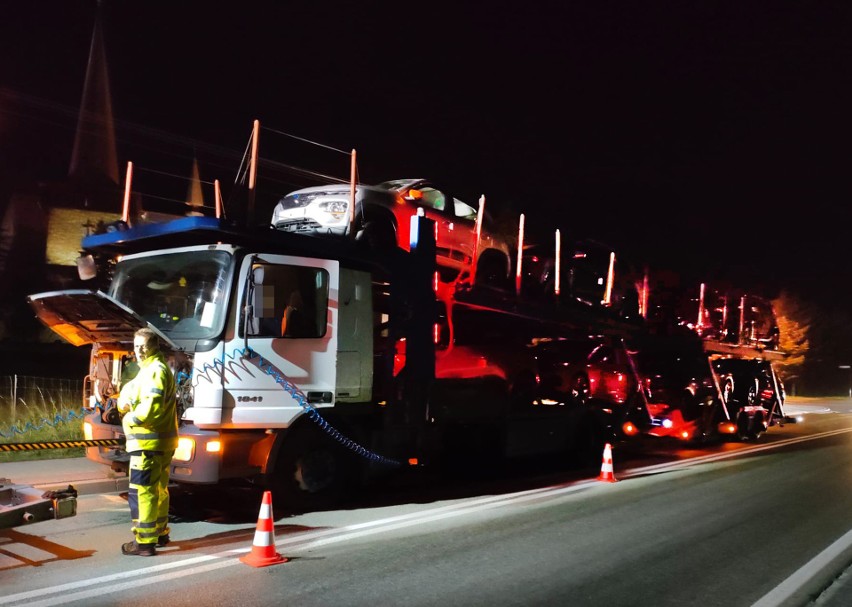 Awaria wielkiej ciężarówki transportującej samochody utrudniała przejazd DK 75 nad Jeziorem Rożnowskim