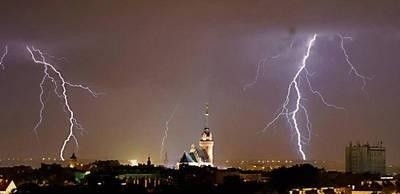 Piorun uwięziony na fotografii to dla łowcy najlepsza nagroda za godziny wyczekiwania na burzę (szalejące błyskawice nad Tarnowem) Fot. Szymon Poręba