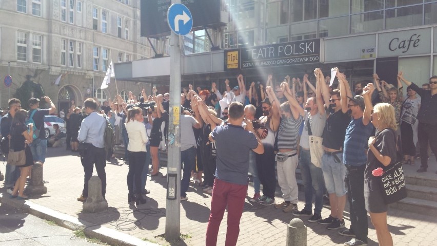 Milczący protest załogi pod Teatrem Polskim: Nam zabrano głos, Wy możecie mówić