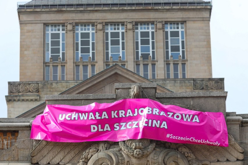 Różowy baner na Wałach Chrobrego. To apel o uchwałę krajobrazową dla Szczecina 